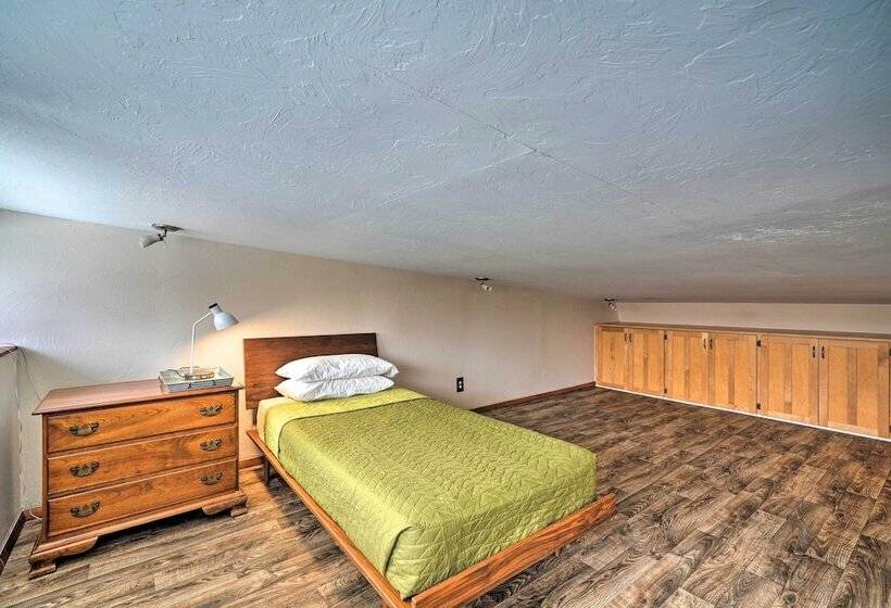 Bohemian Home W/ Screened Porch, 3 Mi To Lake!