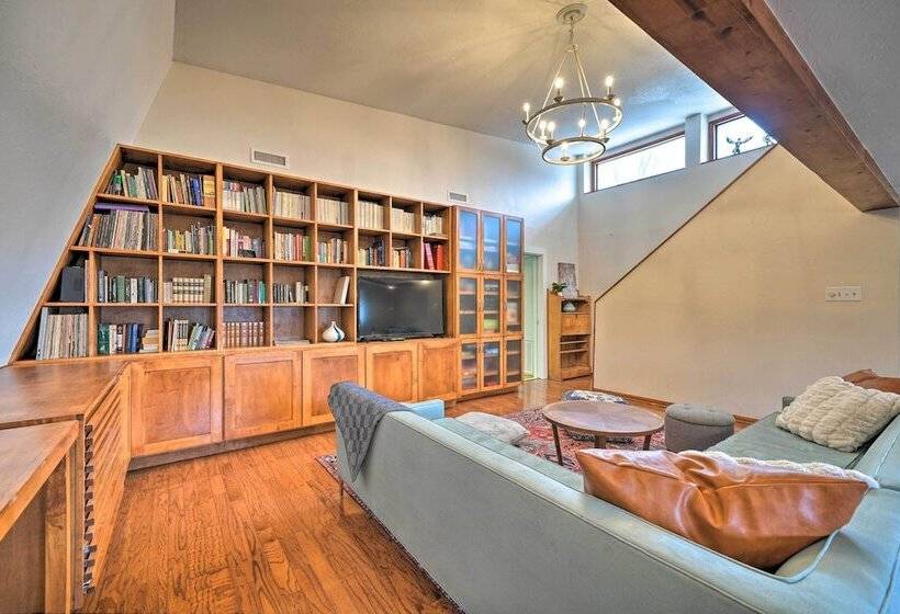 Bohemian Home W/ Screened Porch, 3 Mi To Lake!