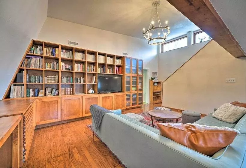 Bohemian Home W/ Screened Porch, 3 Mi To Lake!