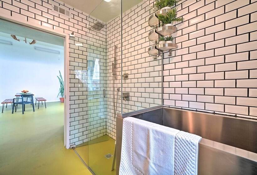 Bohemian Home W/ Screened Porch, 3 Mi To Lake!