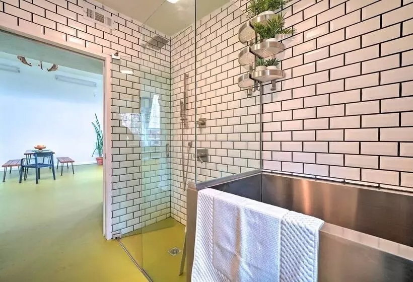 Bohemian Home W/ Screened Porch, 3 Mi To Lake!