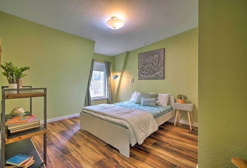 Bohemian Home W/ Screened Porch, 3 Mi To Lake!