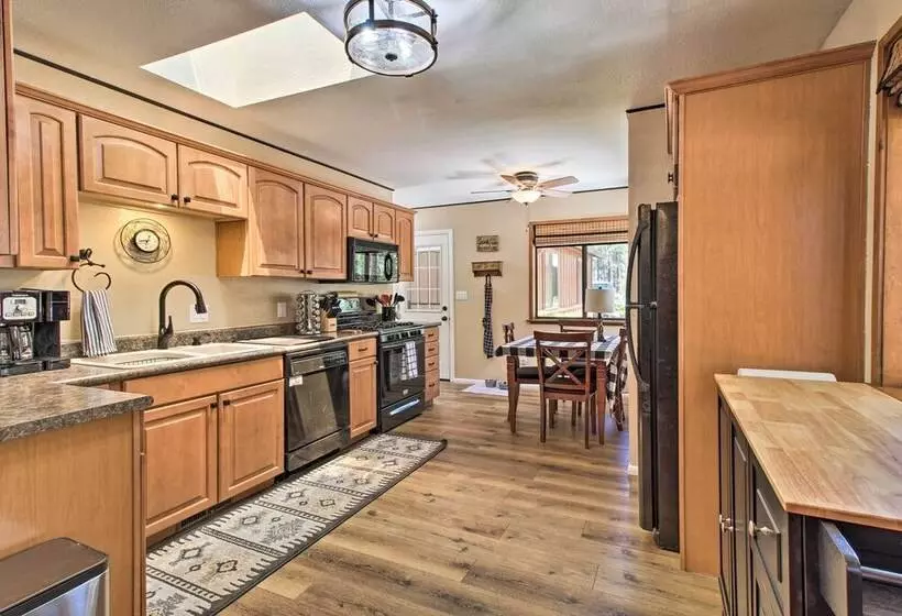 Fireplace, Deck & Grill: Pinetop Cabin Rental!