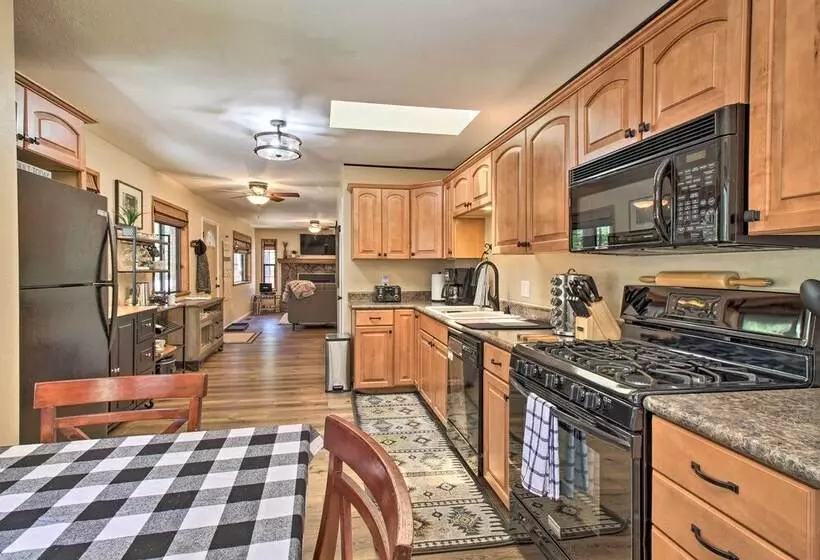 Fireplace, Deck & Grill: Pinetop Cabin Rental!
