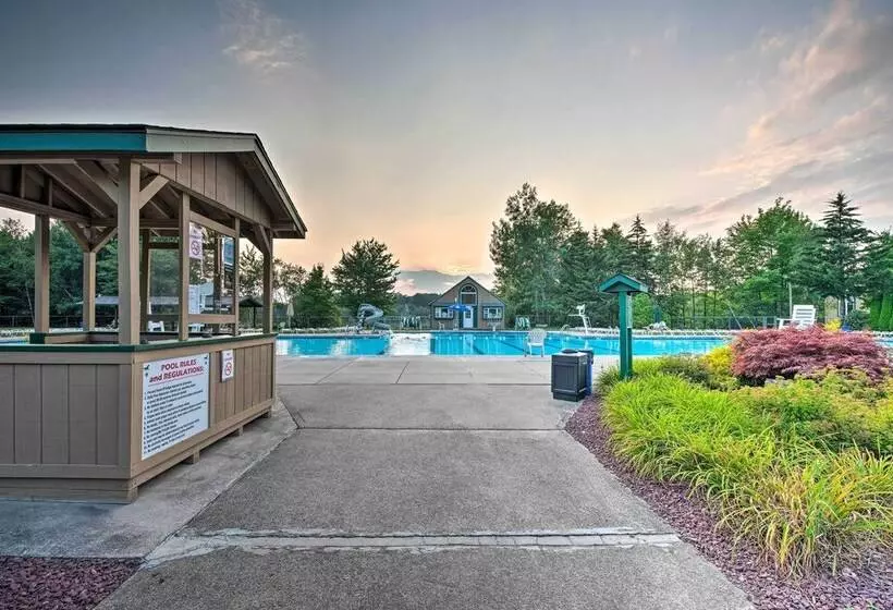 Poconos Cottage W/ Sauna ~ 10 Mi To Camelback!