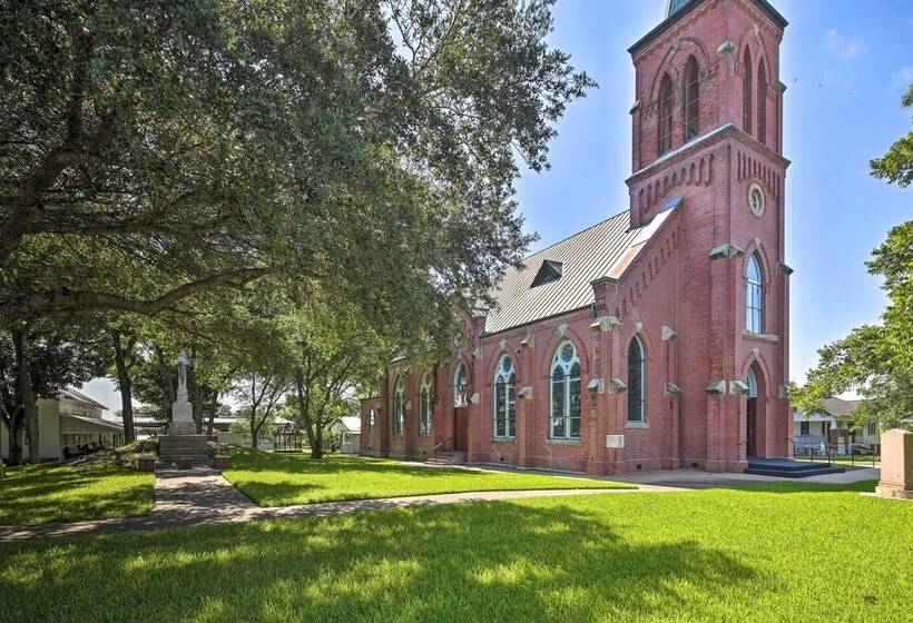 Peaceful Schulenburg Farmhouse W/ Fire Pit & Grill