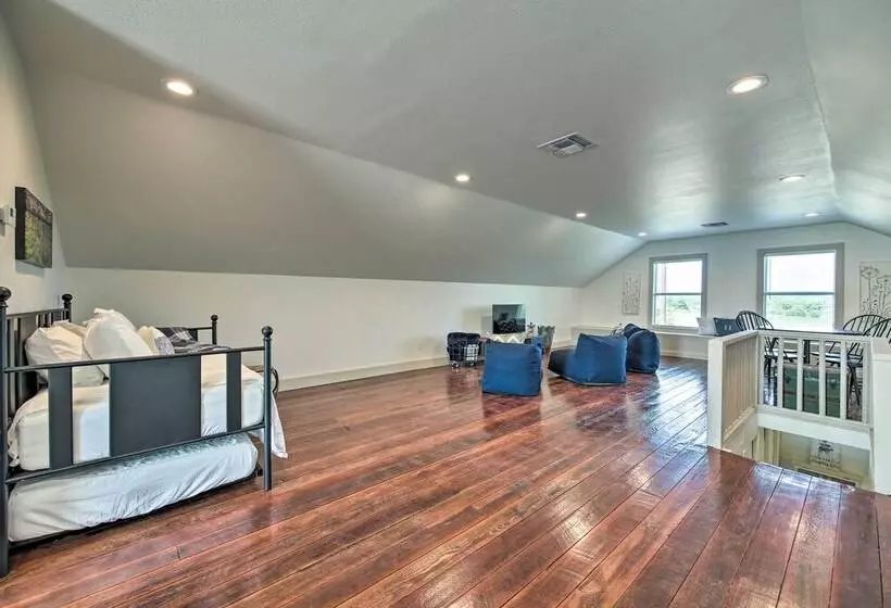 Peaceful Schulenburg Farmhouse W/ Fire Pit & Grill