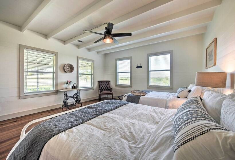 Peaceful Schulenburg Farmhouse W/ Fire Pit & Grill