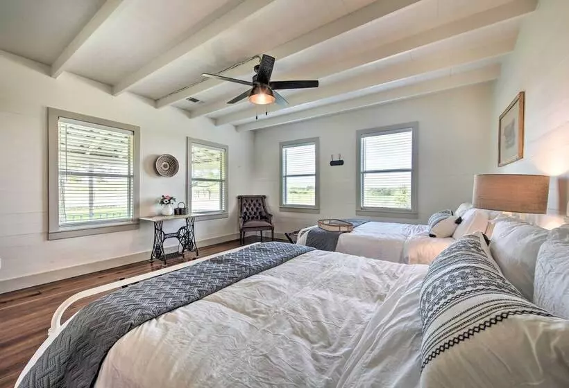 Peaceful Schulenburg Farmhouse W/ Fire Pit & Grill