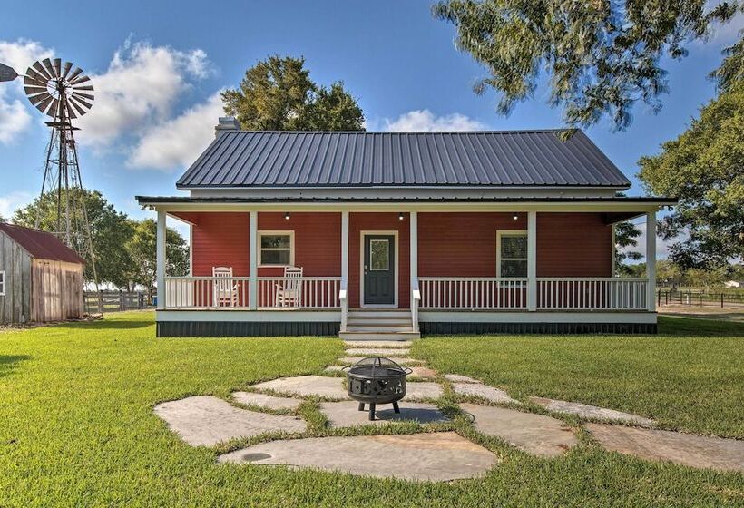 Peaceful Schulenburg Farmhouse W/ Fire Pit & Grill