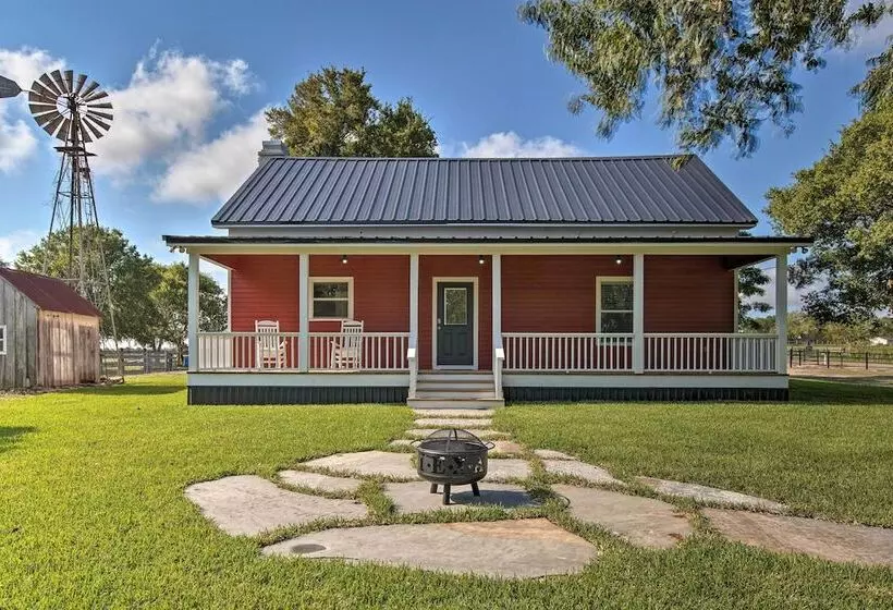 Peaceful Schulenburg Farmhouse W/ Fire Pit & Grill