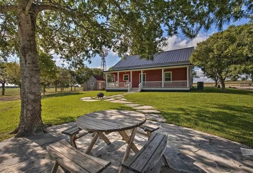 Peaceful Schulenburg Farmhouse W/ Fire Pit & Grill