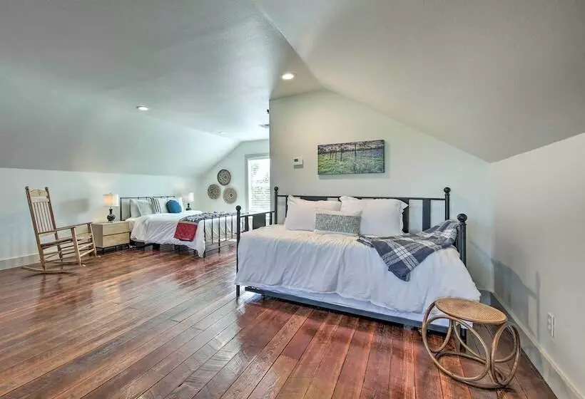 Peaceful Schulenburg Farmhouse W/ Fire Pit & Grill