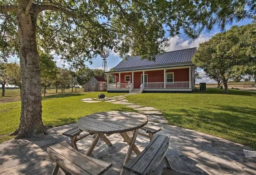 Peaceful Schulenburg Farmhouse W/ Fire Pit & Grill