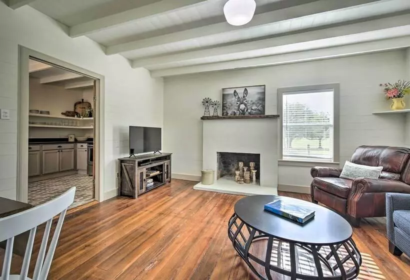 Peaceful Schulenburg Farmhouse W/ Fire Pit & Grill