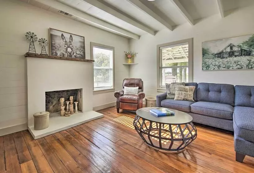 Peaceful Schulenburg Farmhouse W/ Fire Pit & Grill