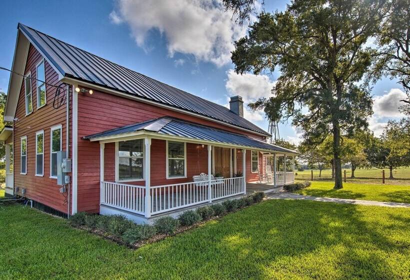 Peaceful Schulenburg Farmhouse W/ Fire Pit & Grill