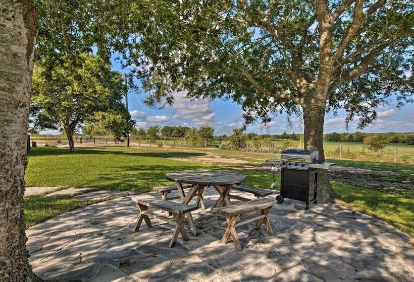 Peaceful Schulenburg Farmhouse W/ Fire Pit & Grill