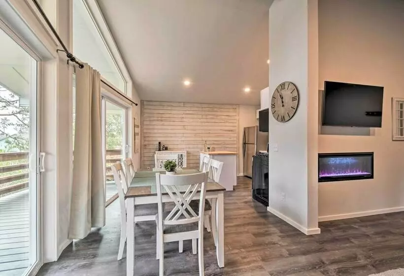 Cozy Cottage On The Coast Near Downtown Westport!