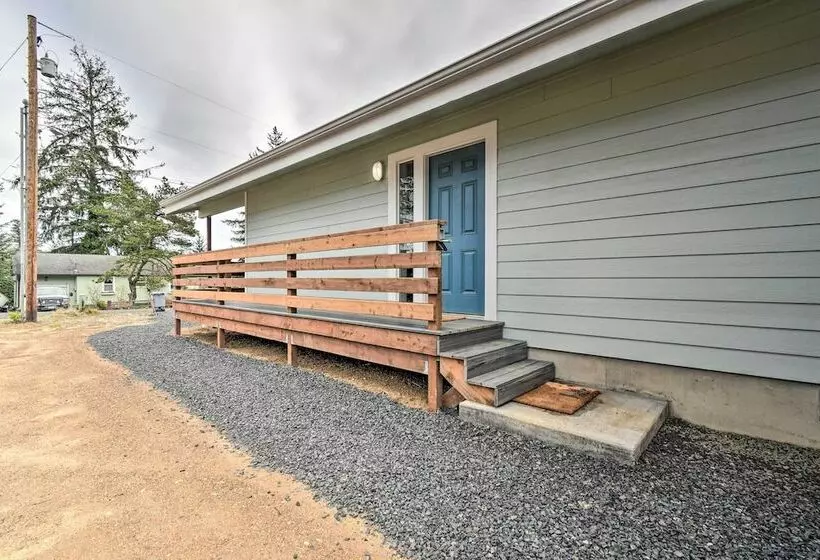 Cozy Cottage On The Coast Near Downtown Westport!