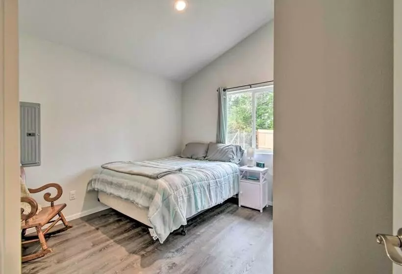 Cozy Cottage On The Coast Near Downtown Westport!