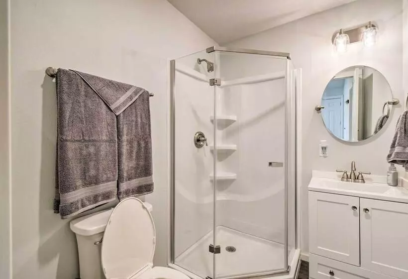 Cozy Cottage On The Coast Near Downtown Westport!