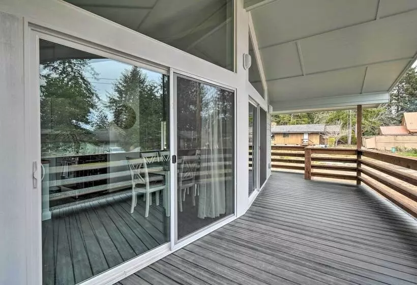 Cozy Cottage On The Coast Near Downtown Westport!