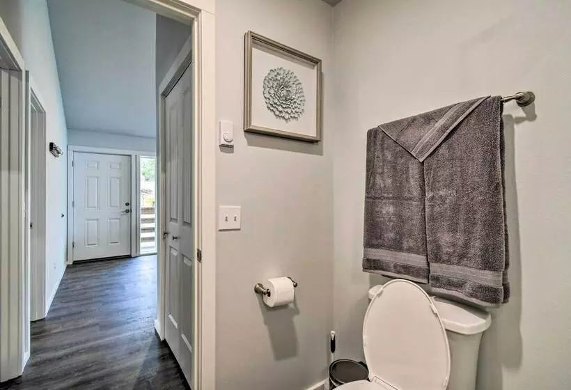 Cozy Cottage On The Coast Near Downtown Westport!