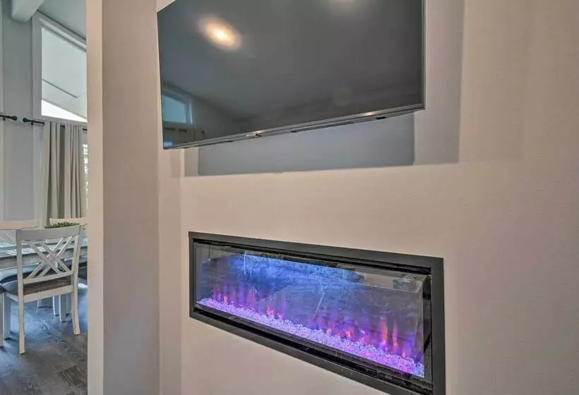 Cozy Cottage On The Coast Near Downtown Westport!