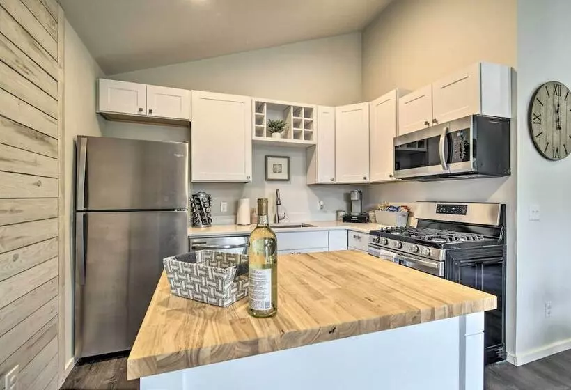 Cozy Cottage On The Coast Near Downtown Westport!