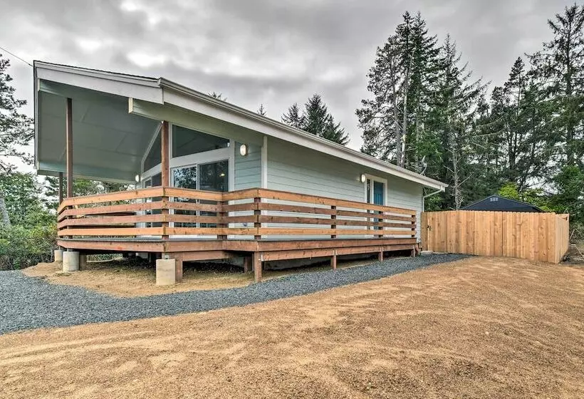 Cozy Cottage On The Coast Near Downtown Westport!