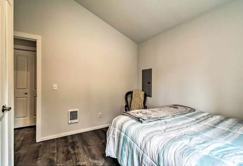 Cozy Cottage On The Coast Near Downtown Westport!