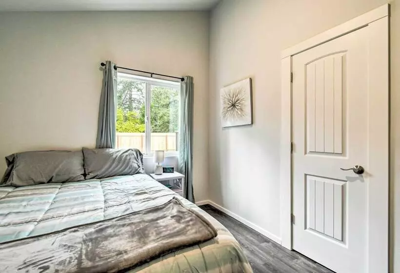 Cozy Cottage On The Coast Near Downtown Westport!