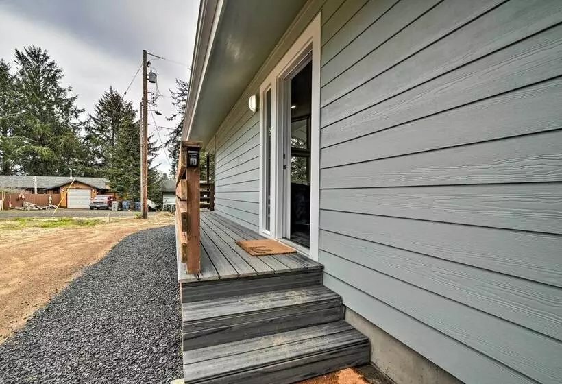 Cozy Cottage On The Coast Near Downtown Westport!