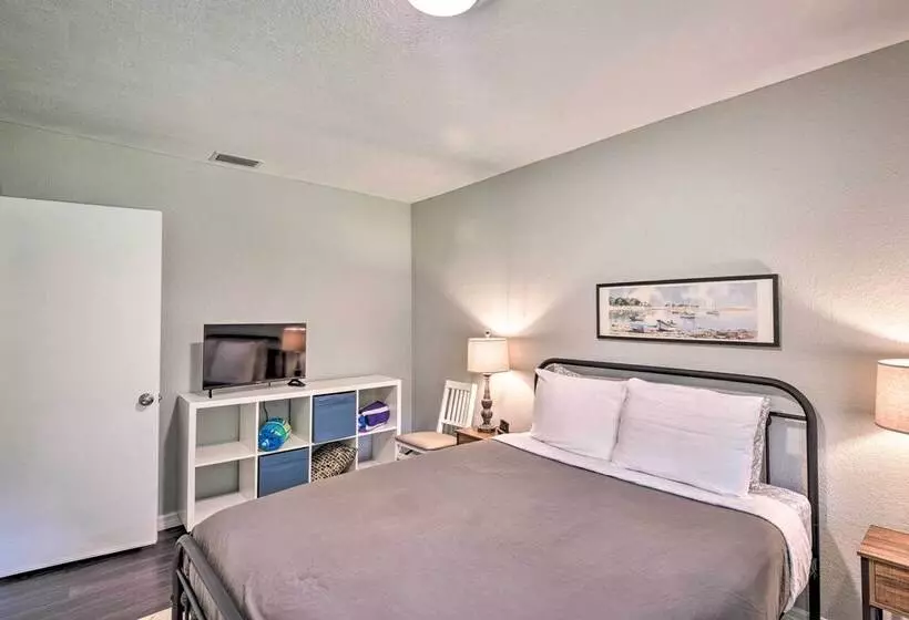 Dog Friendly Home W/ Gas Grill   Walk To Rose Bay!