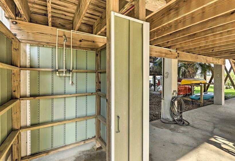 Family Friendly Waterfront Oasis: 7 Miles To Beach