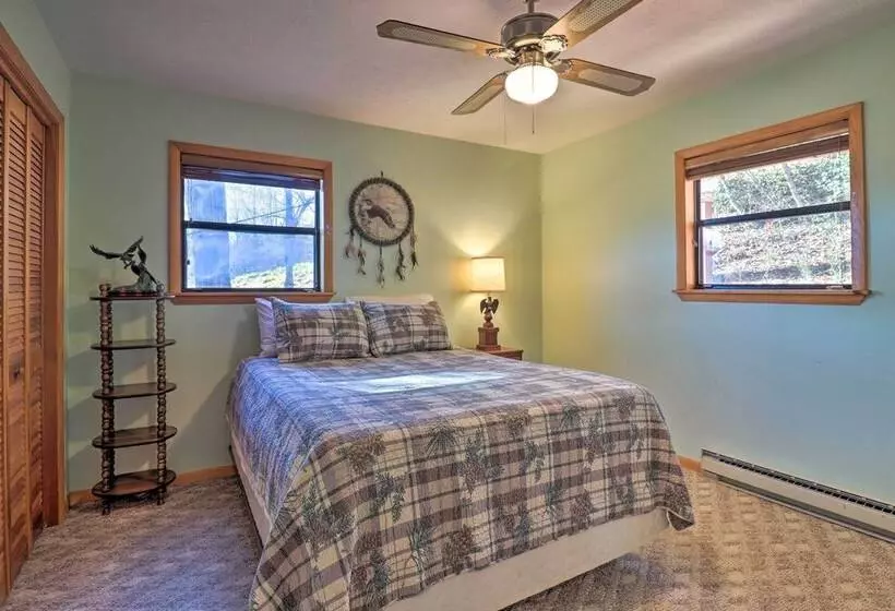 Franklin Family Home W/ 2 Decks & Fire Pit!