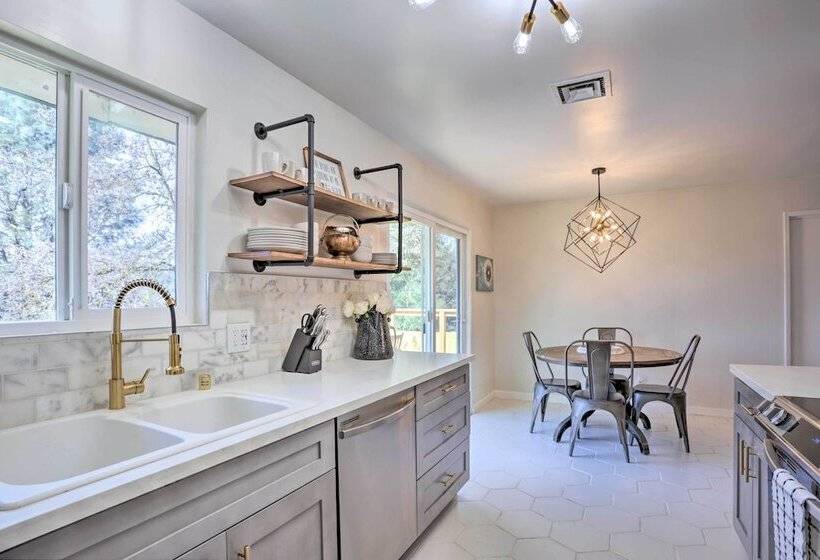 Gateway To Yosemite Home: Chic Oakhurst Oasis