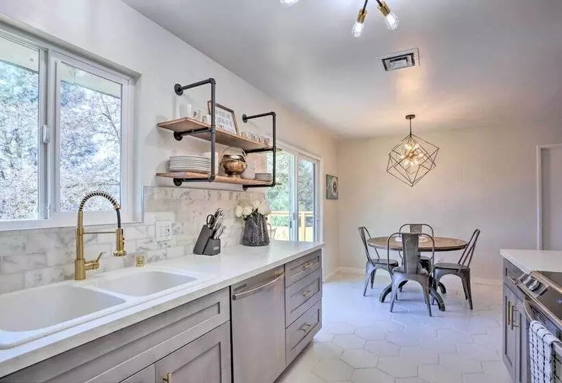 Gateway To Yosemite Home: Chic Oakhurst Oasis