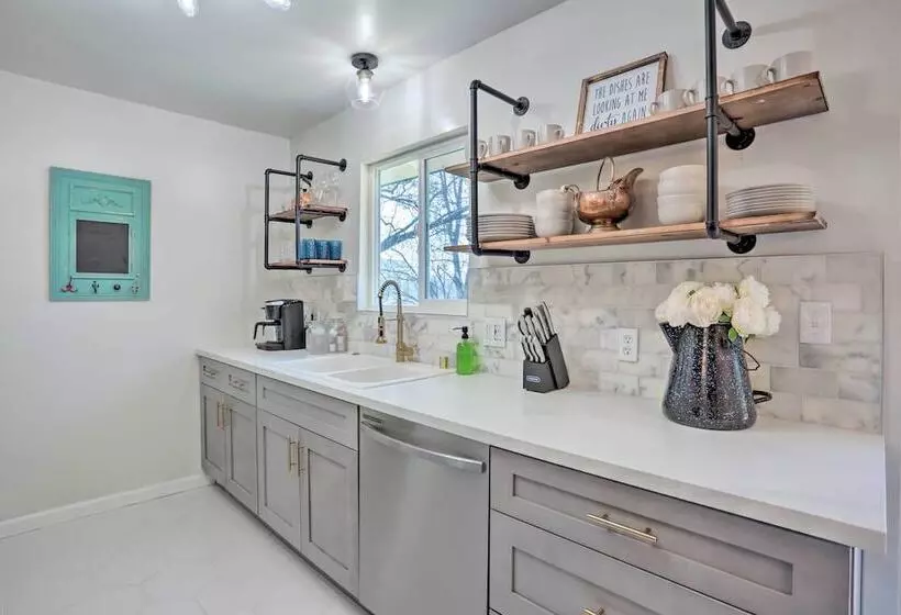 Gateway To Yosemite Home: Chic Oakhurst Oasis