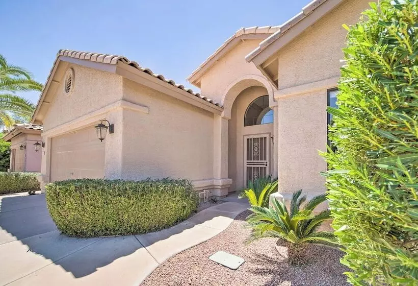Bright Chandler Home W/ Hot Tub: Golf, Hike & Shop