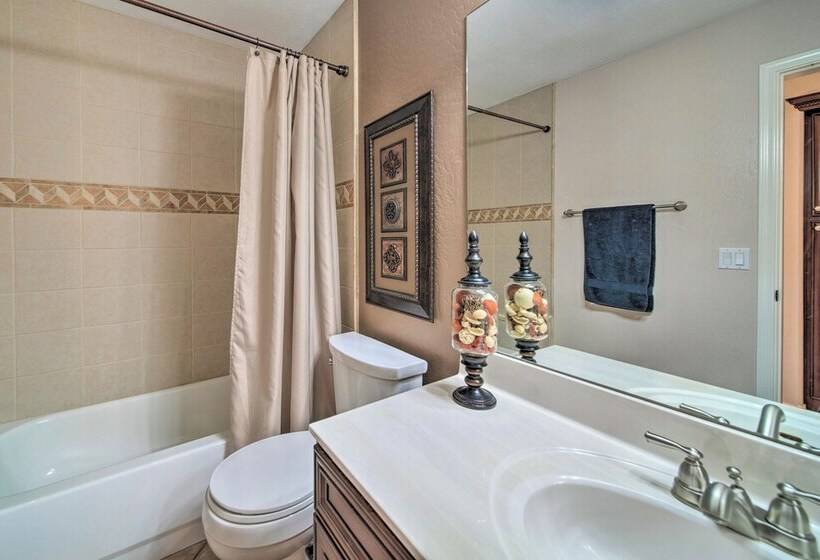 Bright Chandler Home W/ Hot Tub: Golf, Hike & Shop