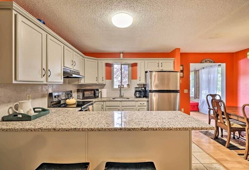 Game Room & Kayaks: Lakefront Poconos Home!