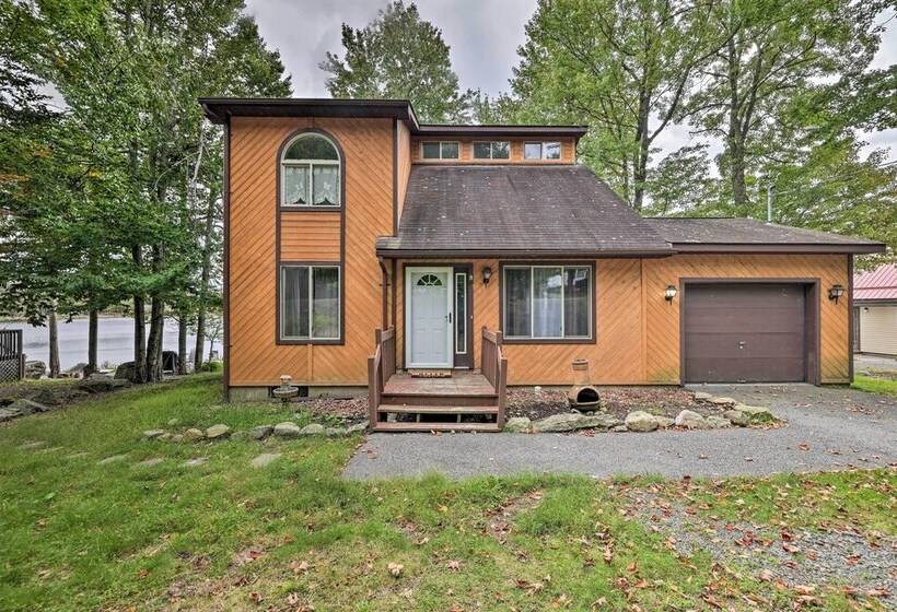 Game Room & Kayaks: Lakefront Poconos Home!