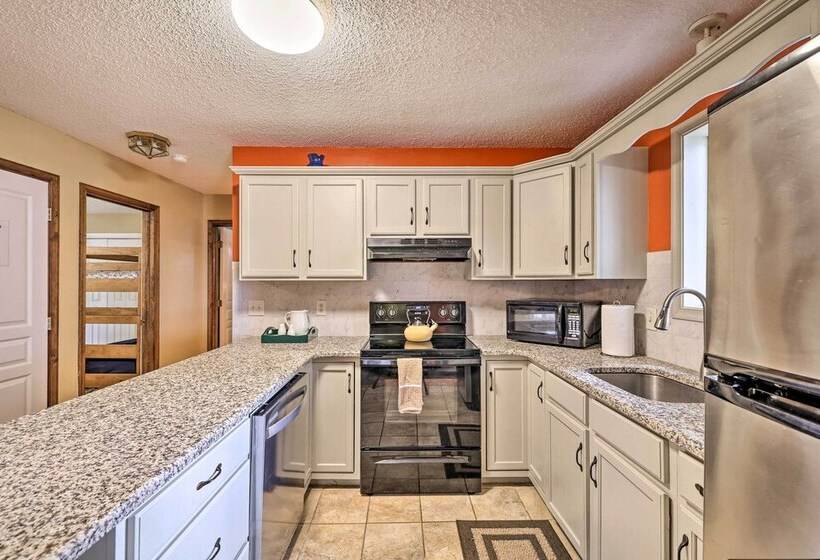 Game Room & Kayaks: Lakefront Poconos Home!