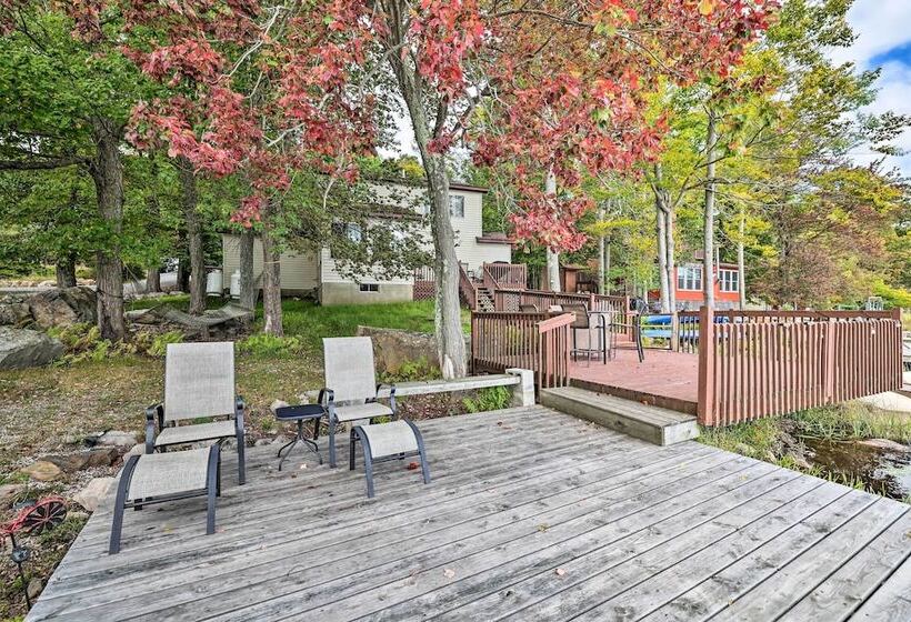 Game Room & Kayaks: Lakefront Poconos Home!