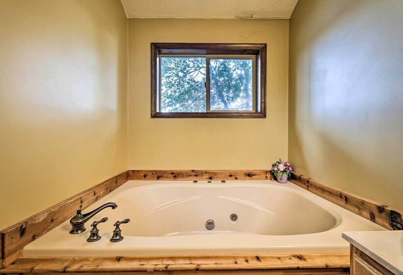 Game Room & Kayaks: Lakefront Poconos Home!