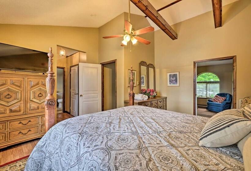 Game Room & Kayaks: Lakefront Poconos Home!