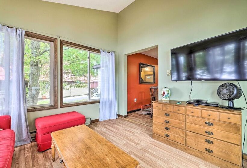 Game Room & Kayaks: Lakefront Poconos Home!