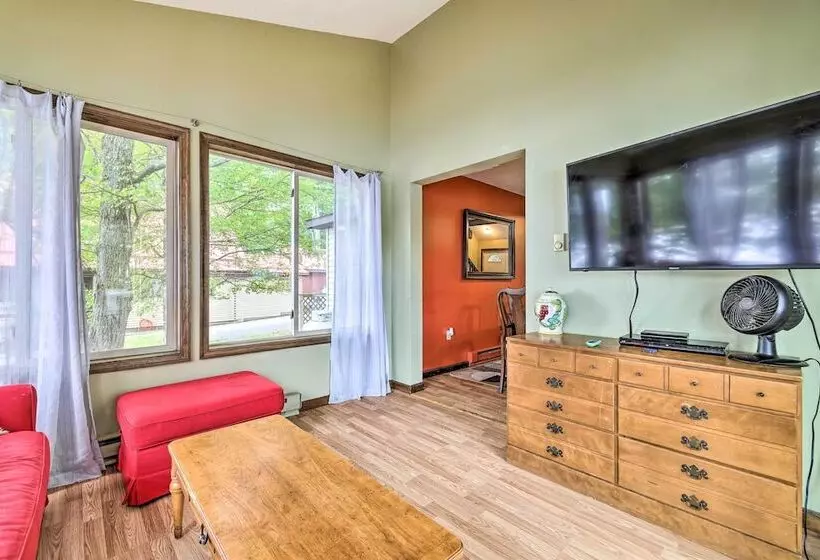 Game Room & Kayaks: Lakefront Poconos Home!